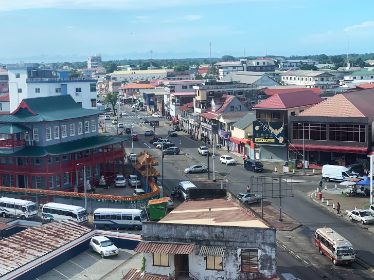 Uitzicht over straten en gebouwen in Paramaribo
